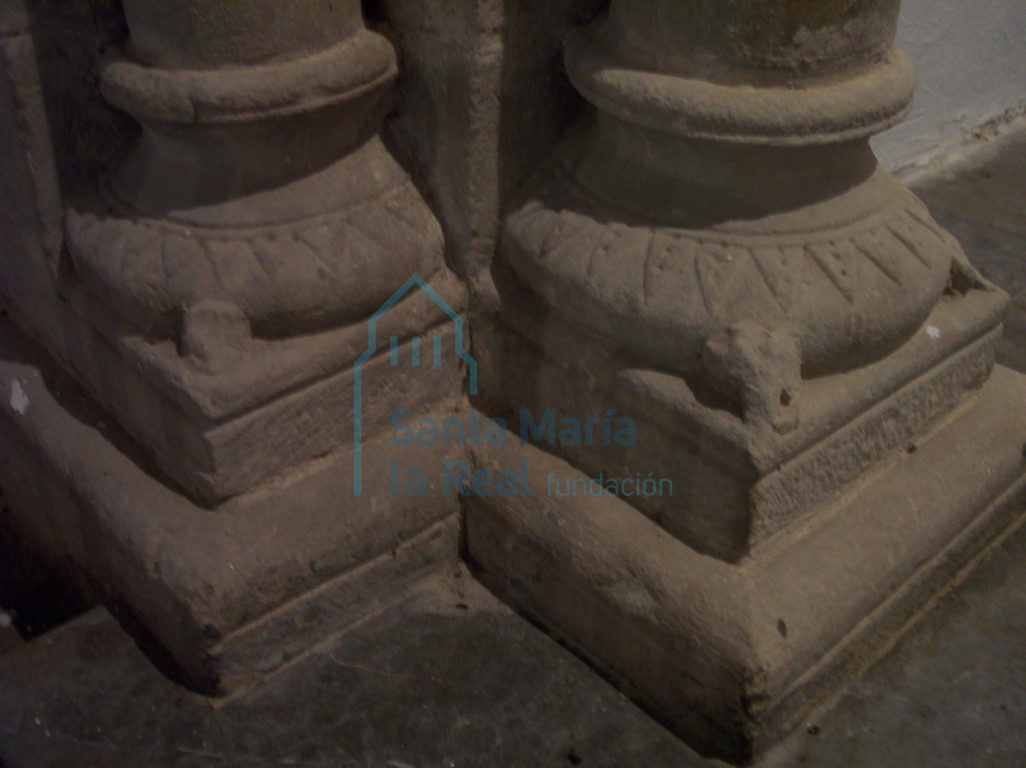 Basas de capiteles del lado izquierdo del arco triunfal Basas de capiteles del lado izquierdo del arco triunfal