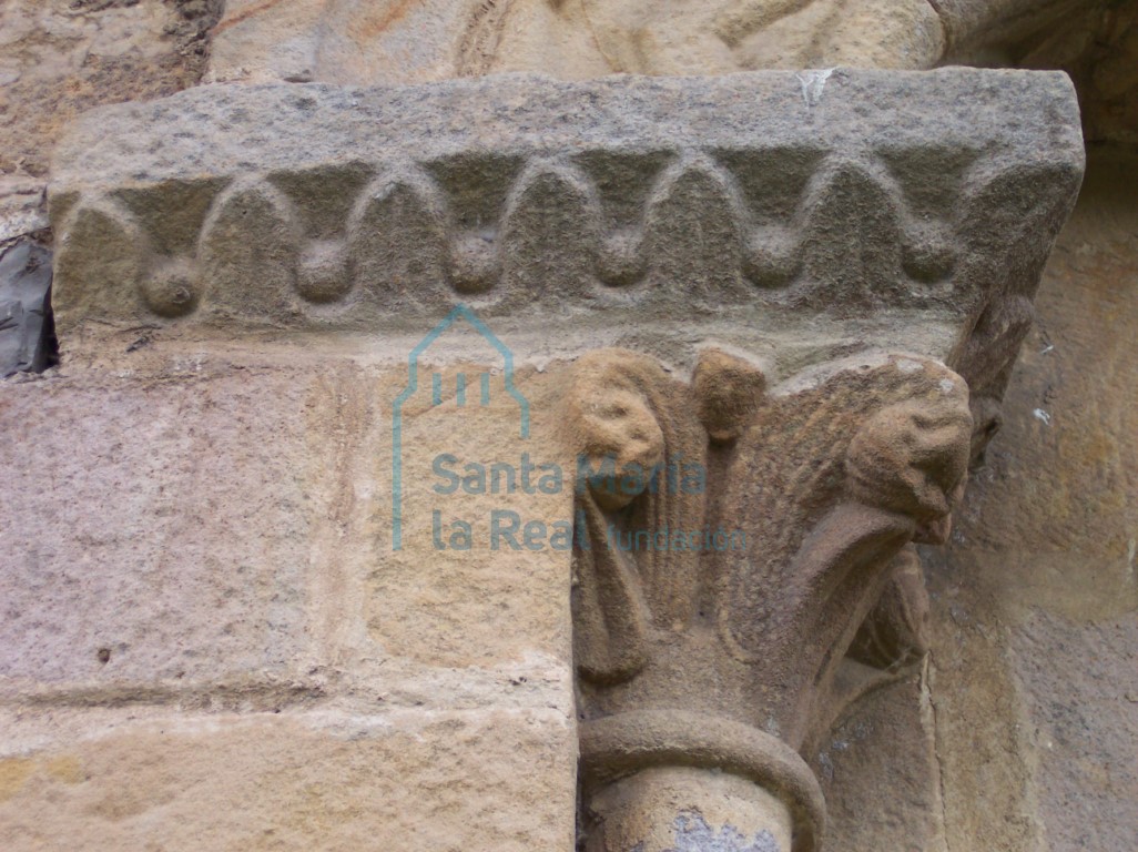Capitel izquierdo de la ventana absidial (exterior)