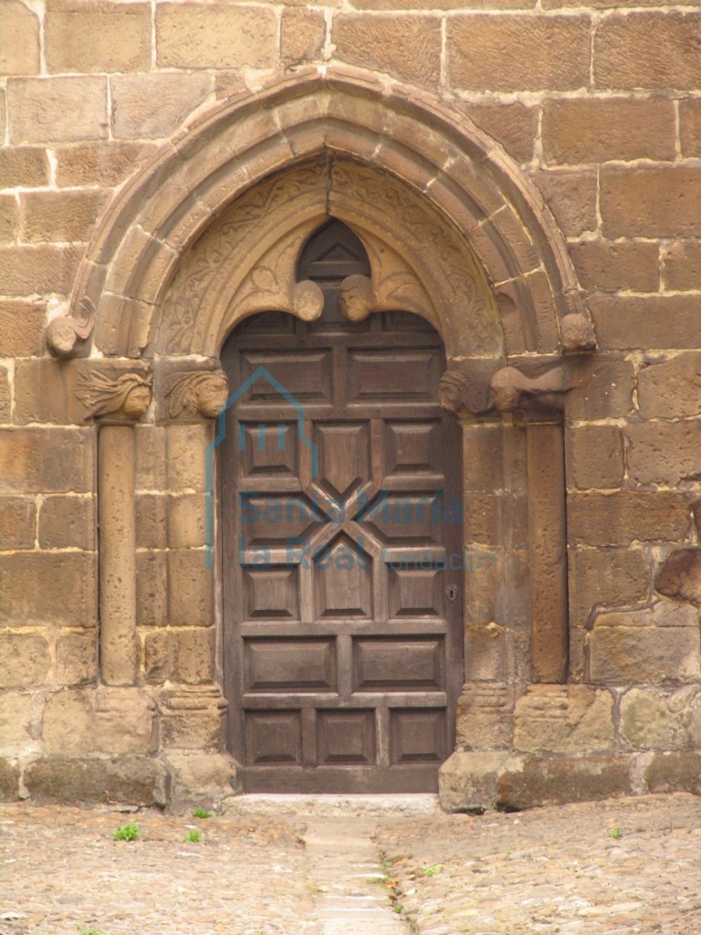 Portada de la capilla de Los Alas