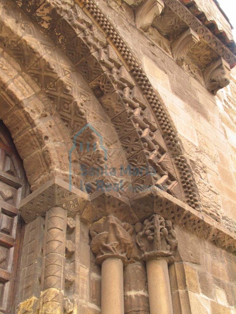 Detalle del lado derecho de la portada principal