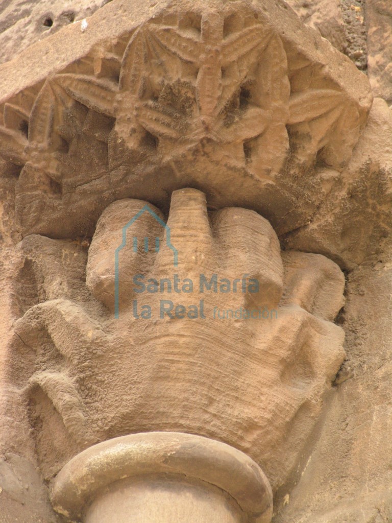 Capitel derecho de la portada principal