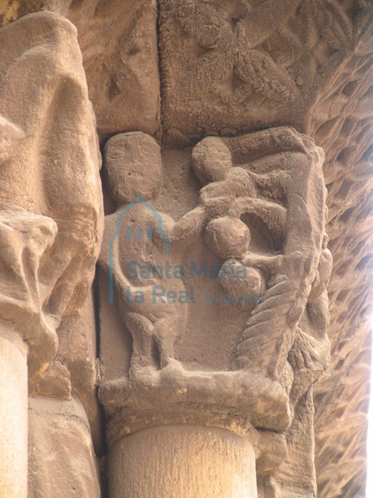 Capitel derecho de la portada principal