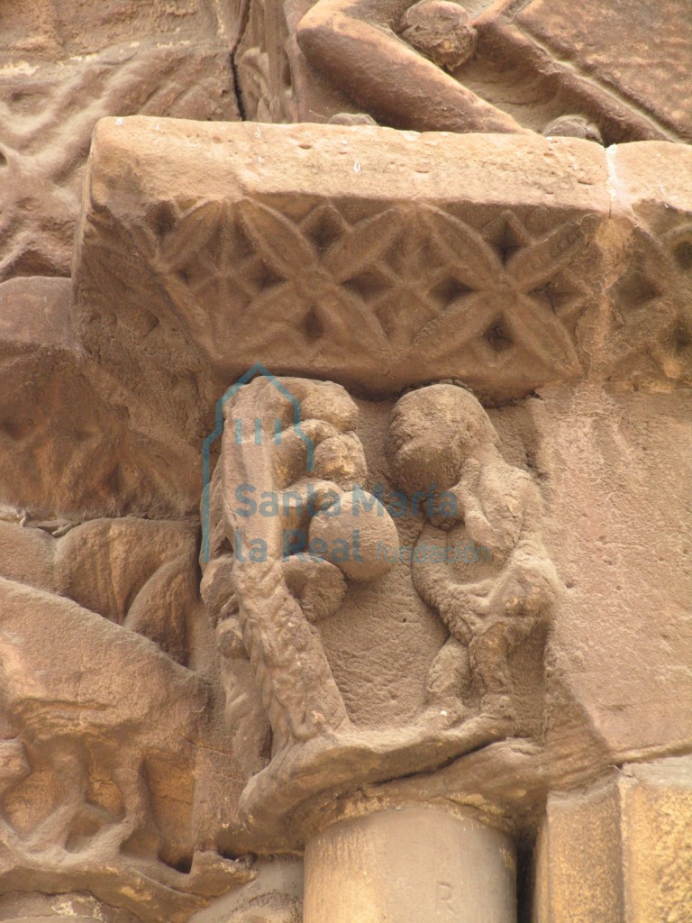 Capitel derecho de la portada principal