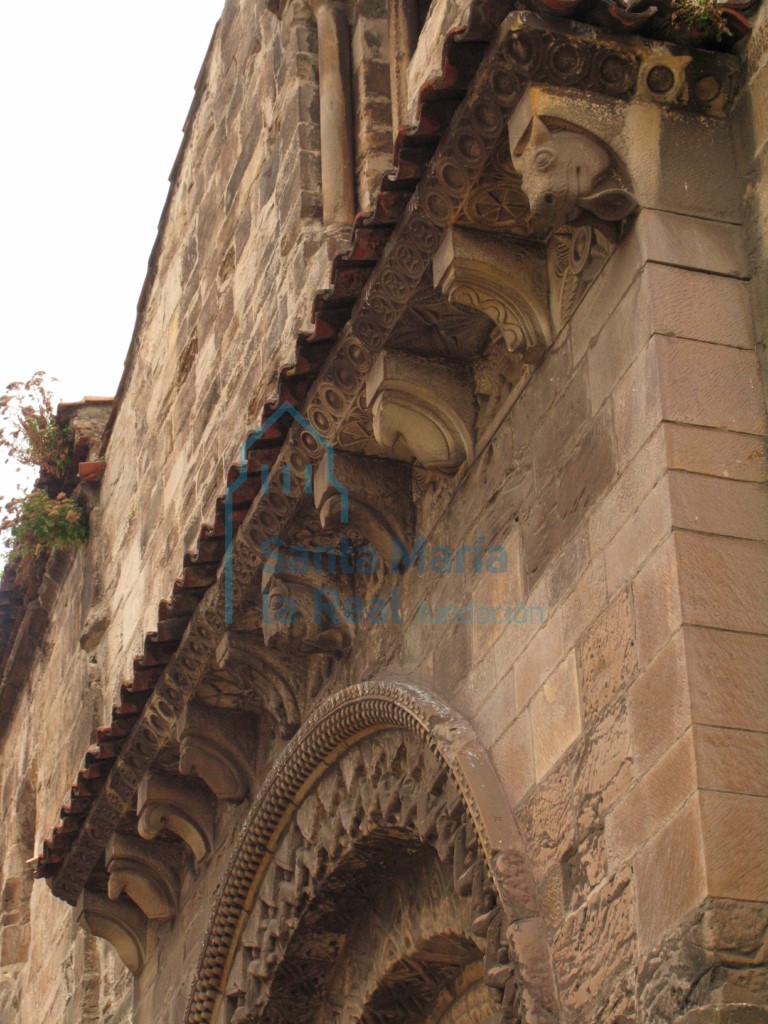 Tejaroz de la portada principal