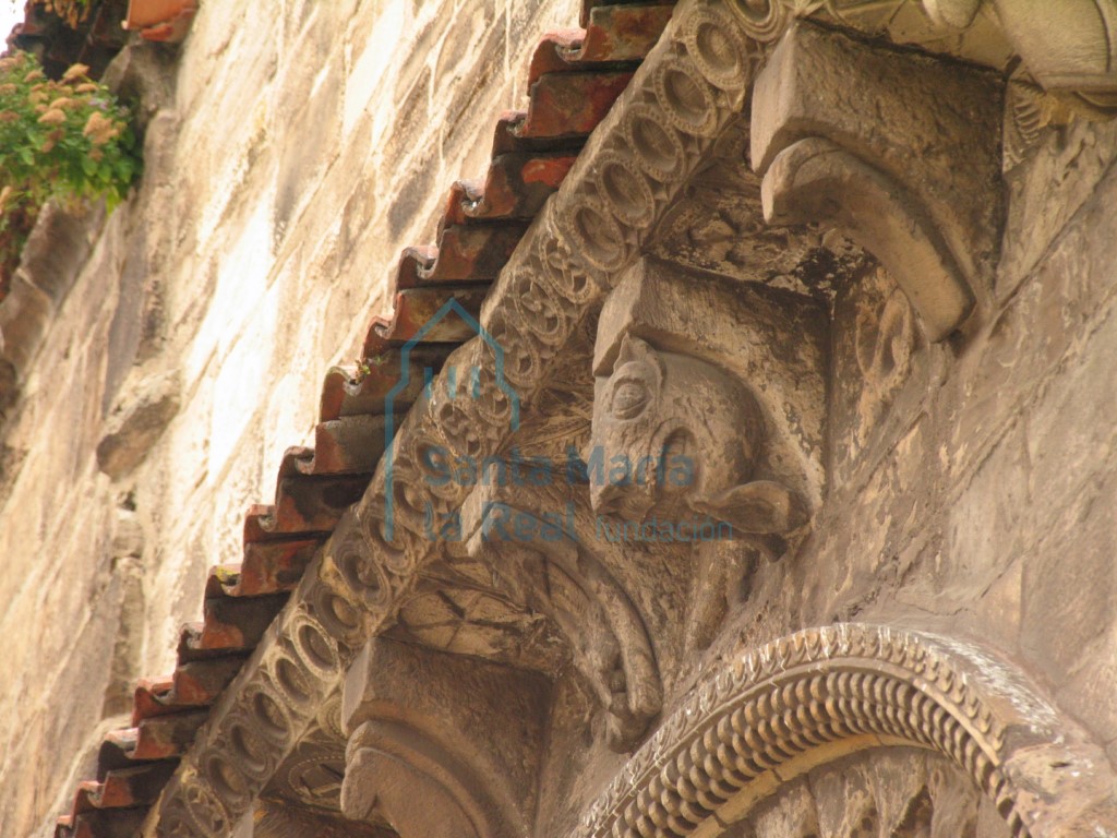 Capiteles del tejaroz de la portada principal