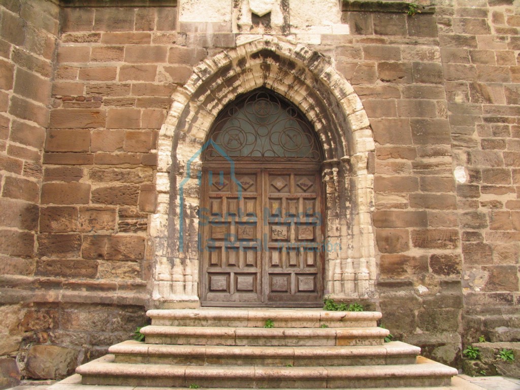Portada del lado izquierdo de la fachada