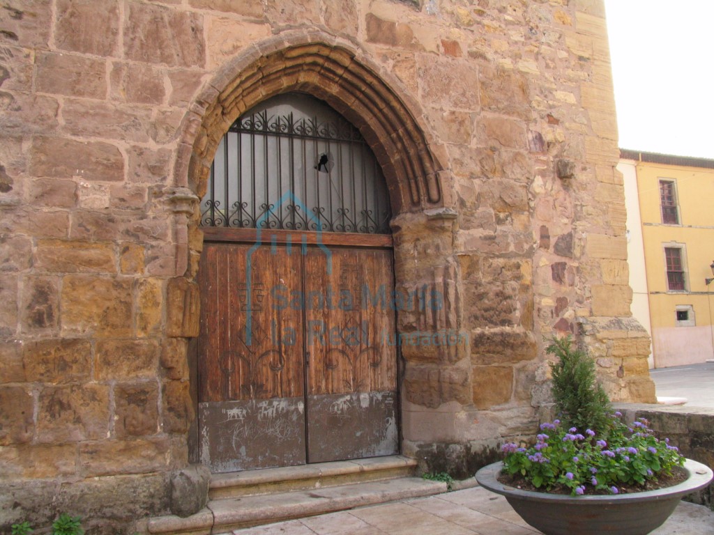 Portada del lado derecho de la fachada