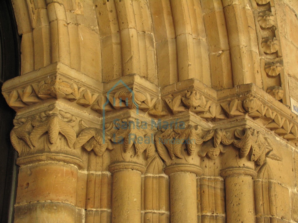 Capiteles del lateral derecho de la portada occidental