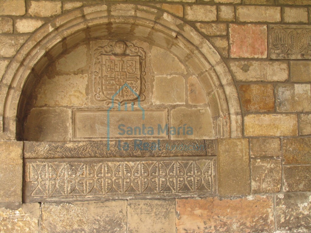 Sepulcro en el claustro