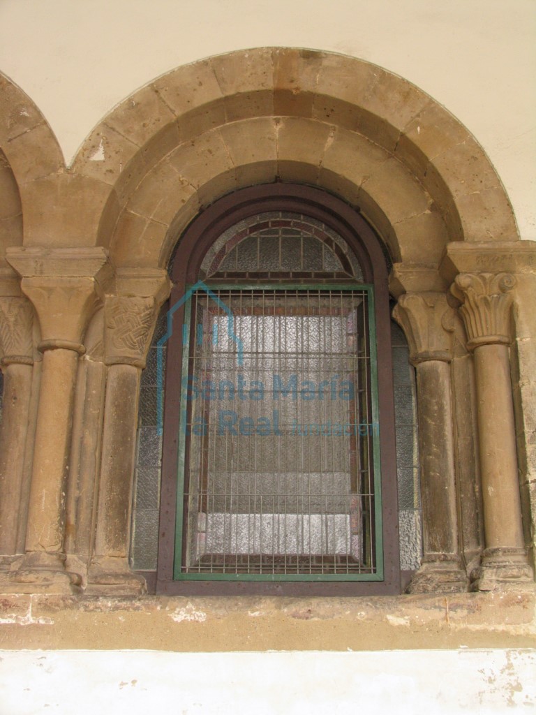 Arquería del vano izquierdo de la sala capitular del claustro