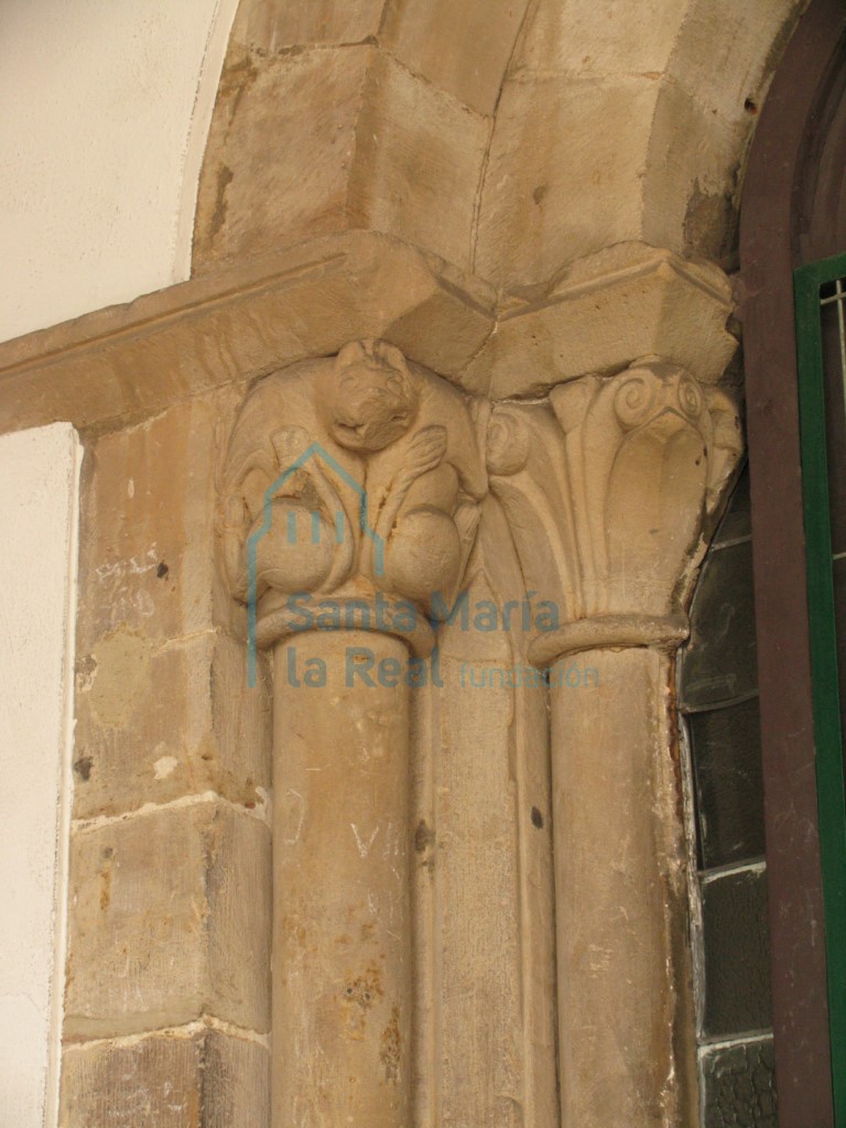 Capiteles del vano central de la arquería del claustro. Acceso a la sala capitular