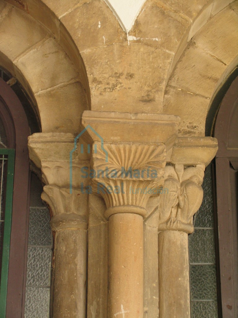 Capiteles del vano central de la arquería del claustro