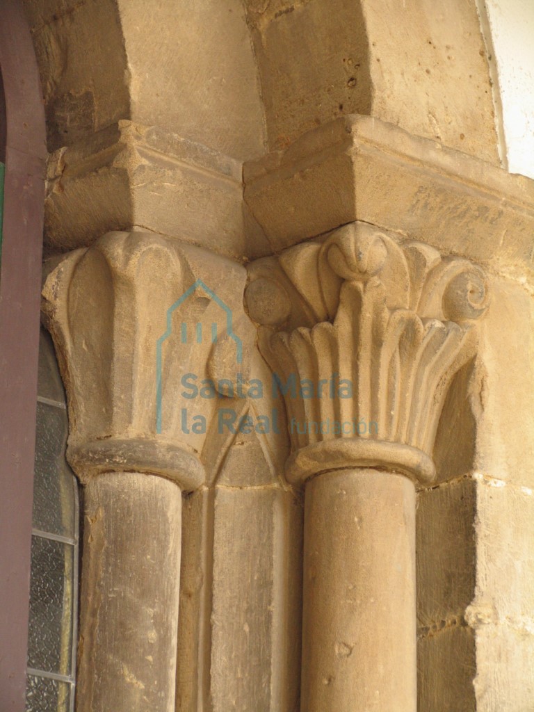 Capiteles del vano izquierdo de la arquería del claustro. Acceso a la sala capitular