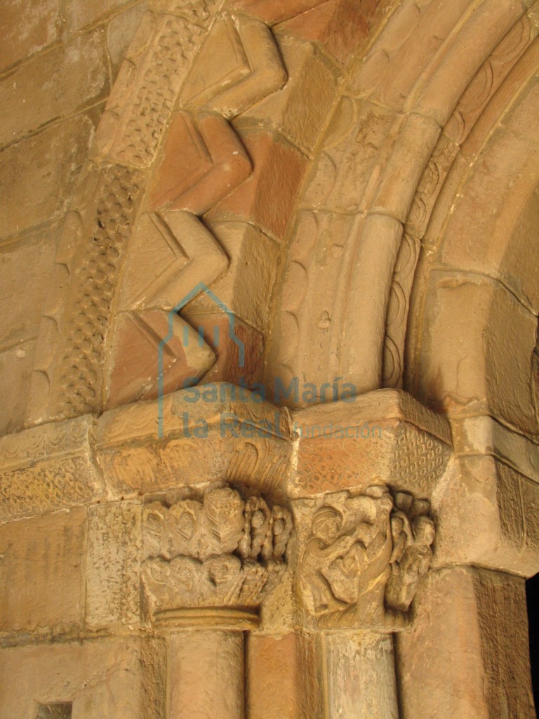 Capiteles del lateral izquierdo de la portada