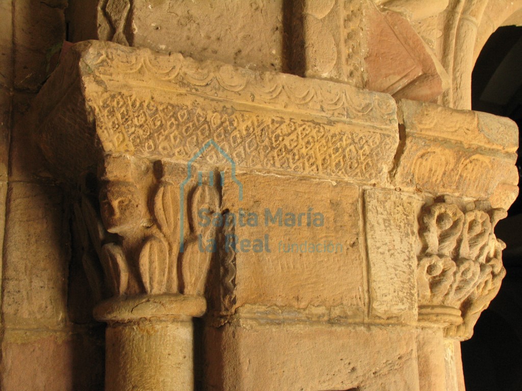 Capiteles del lateral izquierdo de la portada