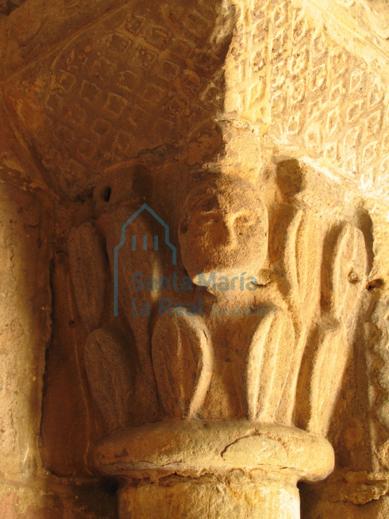 Capitel de la columna izquierda de la portada