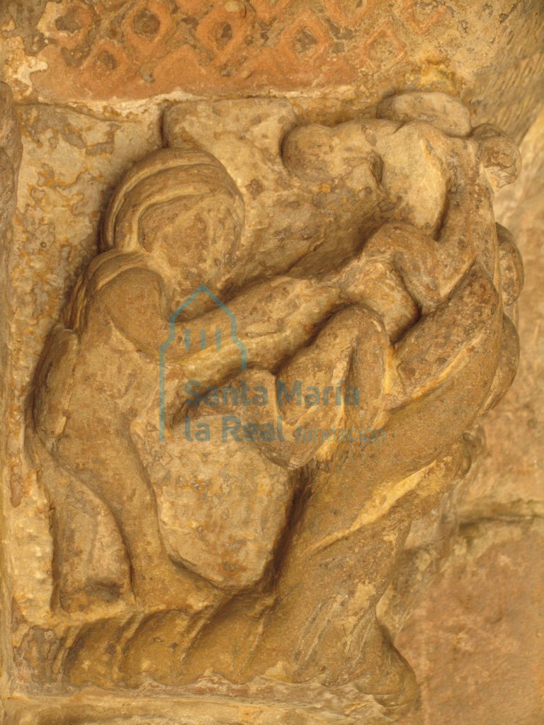 Capitel de la columna izquierda de la portada representando a Adán y Eva