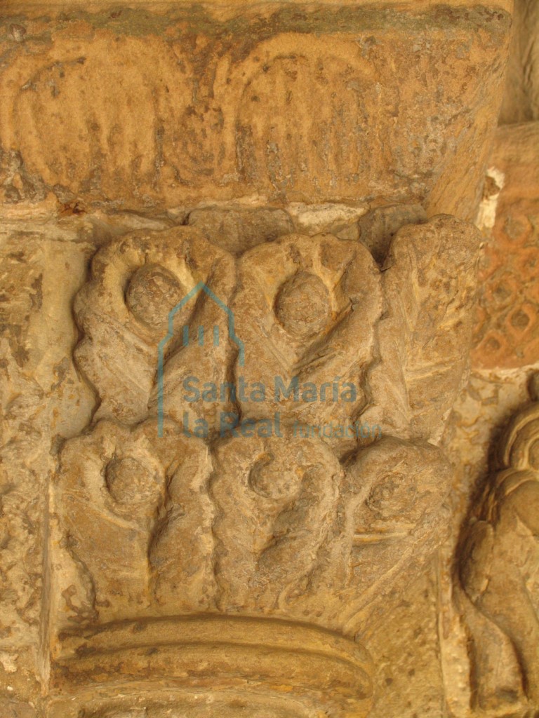 Capitel de la columna izquierda de la portada
