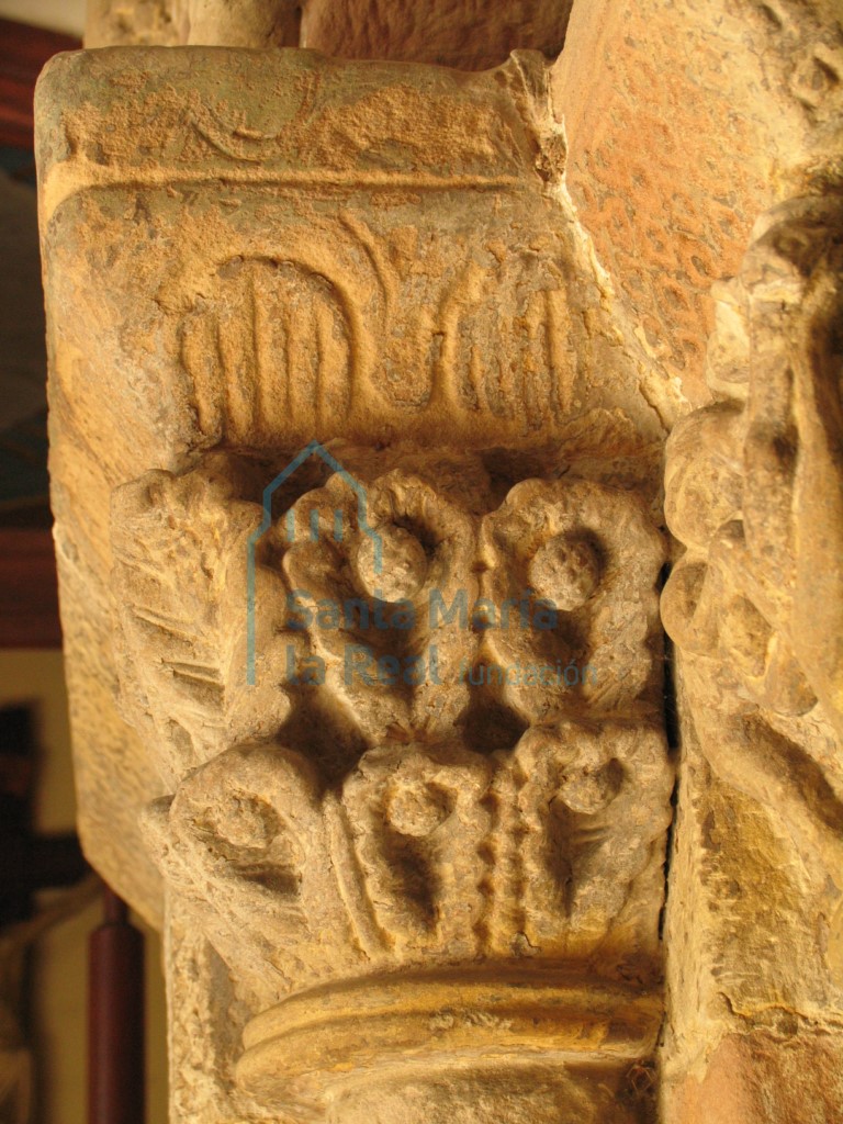 Capitel de la columna izquierda de la portada