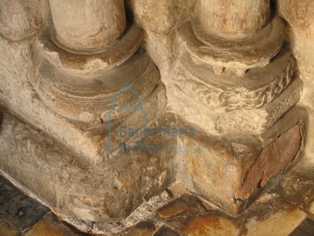 Basas del lateral izquierdo de la portada