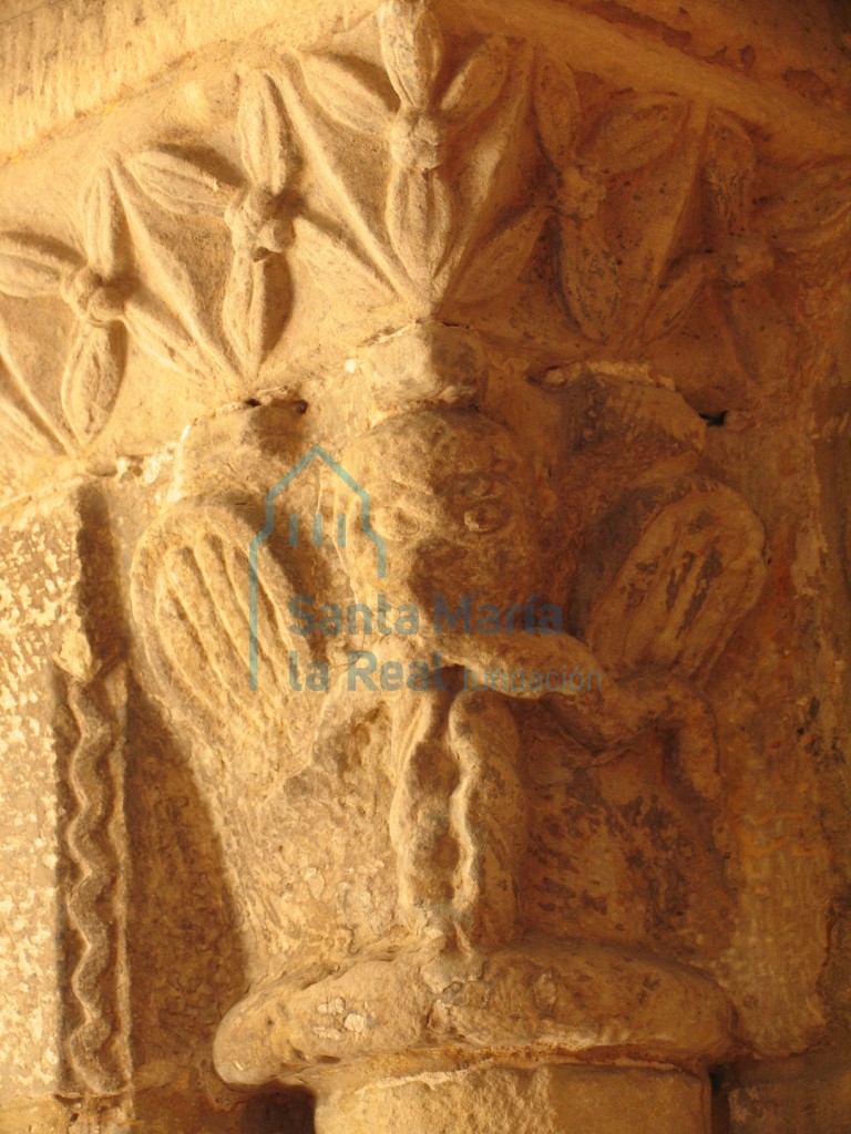 Capitel de la columna derecha de la portada