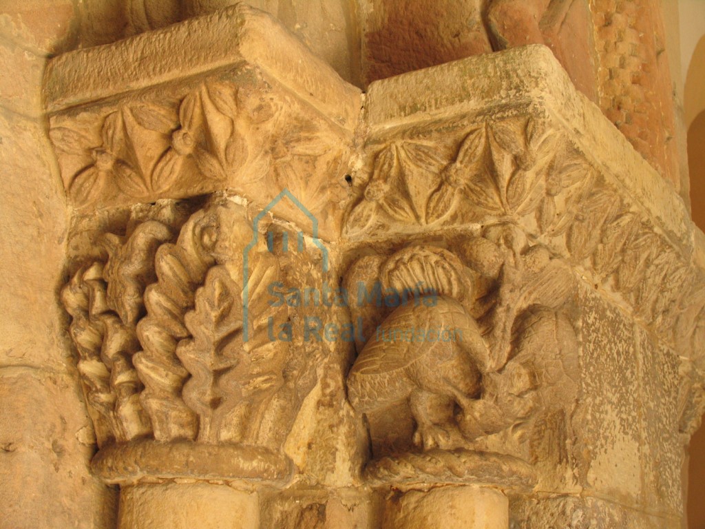 Capiteles de las columnas derechas de la portada