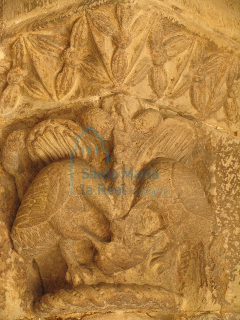 Capitel de la columna derecha de la portada