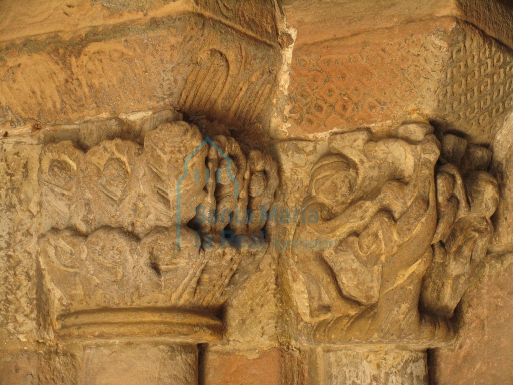 Capiteles de las columnas derechas de la portada