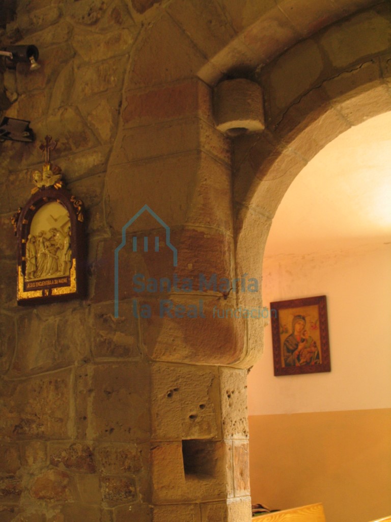 Detalle de la portada desde el interior