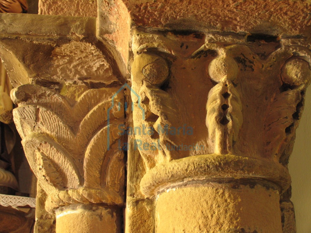 Capiteles del lateral izquierdo del arco triunfal