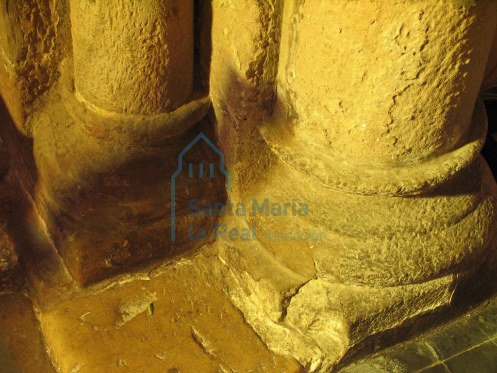 Basas del lateral izquierdo del arco triunfal