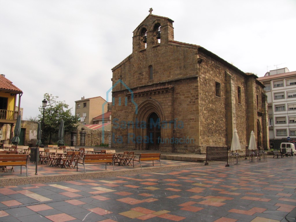 Fachada occidental desde el exterior