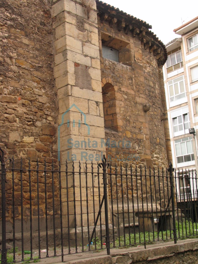 Pilastra del ábside en el exterior
