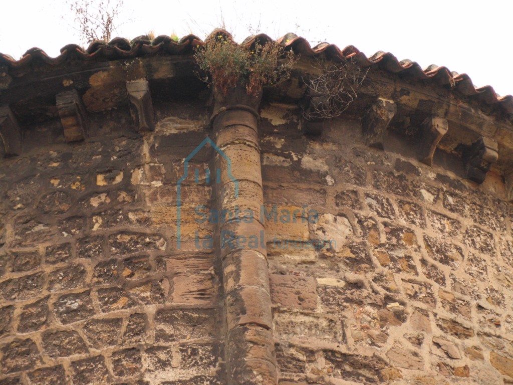 Columna adosada en el ábside en el exterior