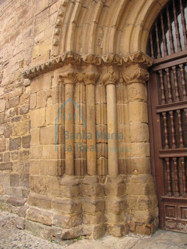 Lateral izquierdo de la portada oeste