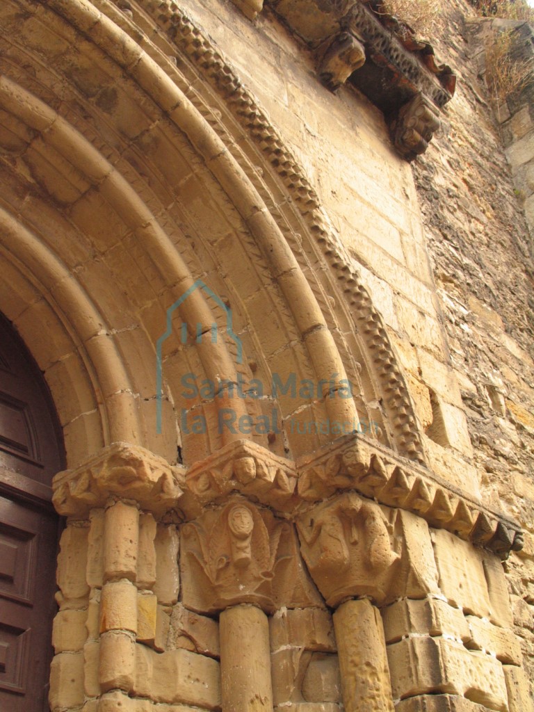 Detalle del lateral derecho de la portada sur