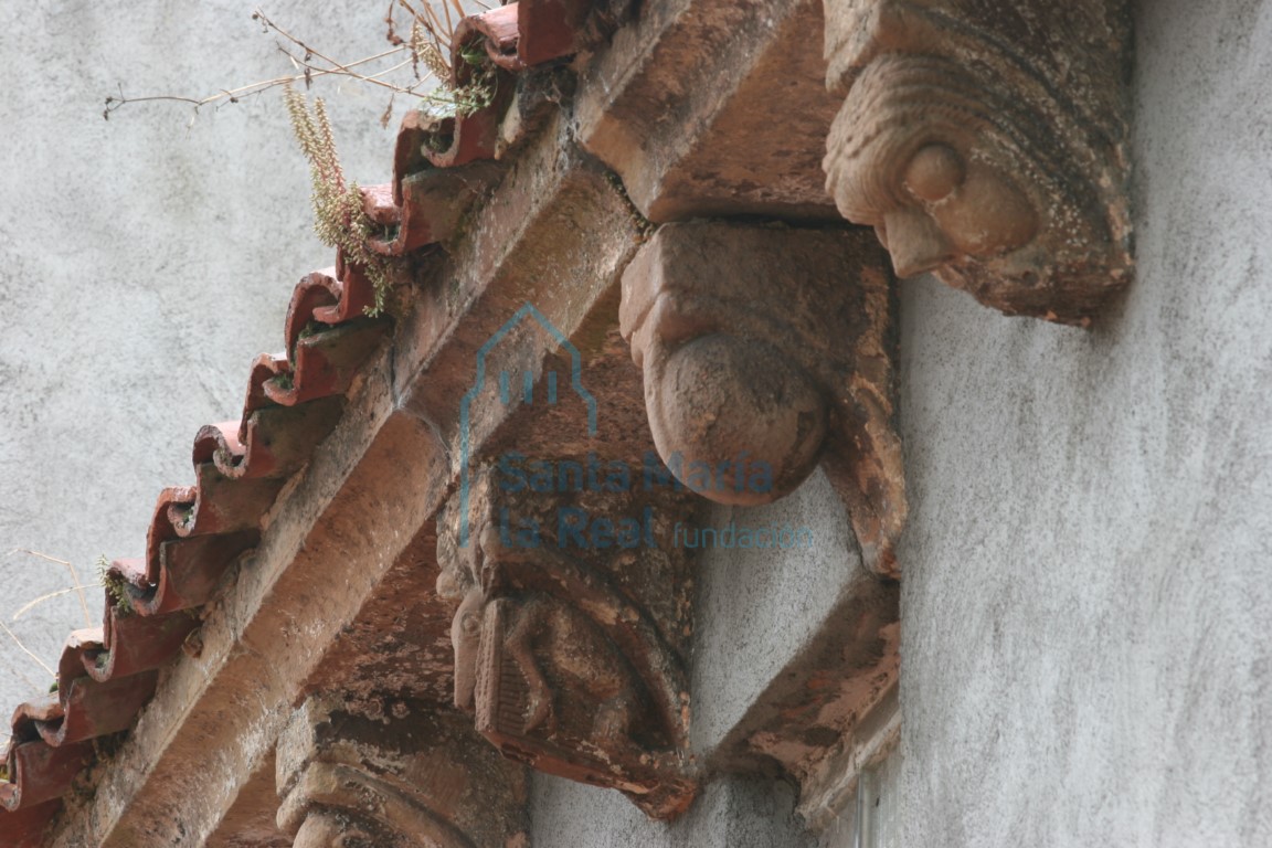 Canecillos de la cabecera