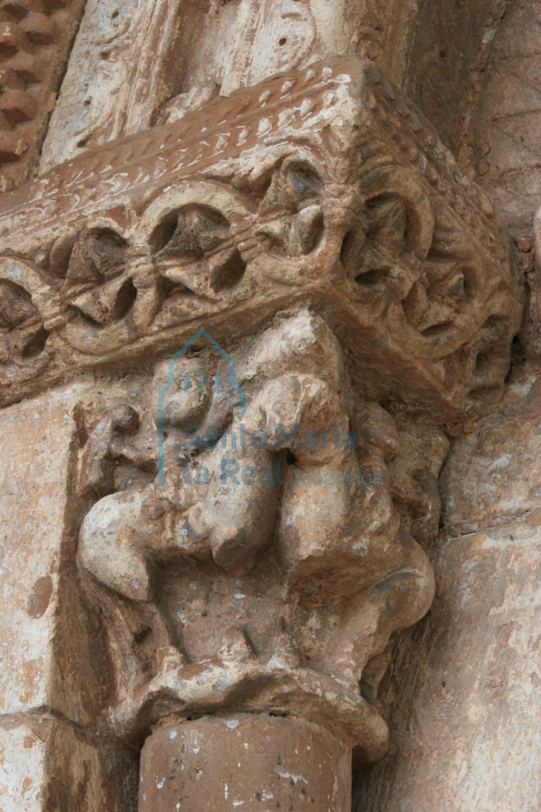 Capitel izquierdo de la portada