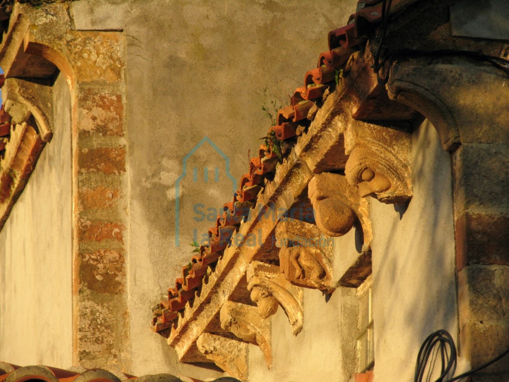 Canecillos del lado izquierdo del ábside