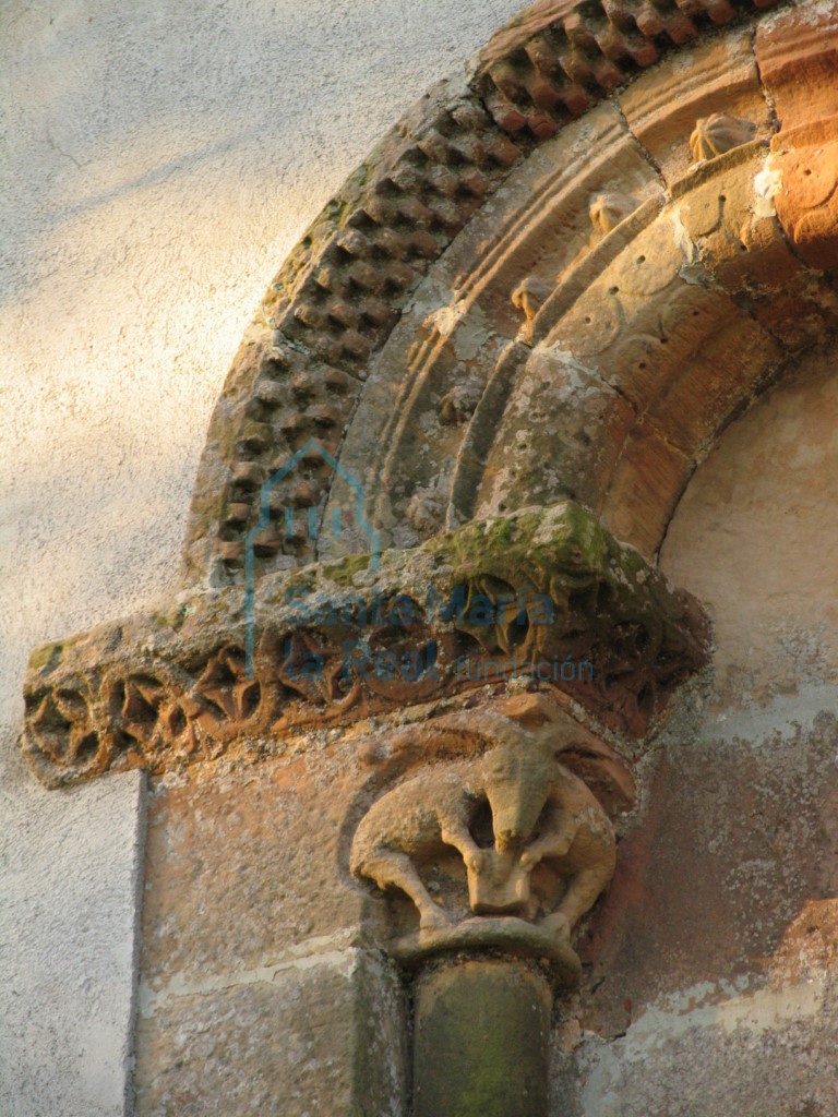 Capitel izquierdo de la ventana exterior del ábside