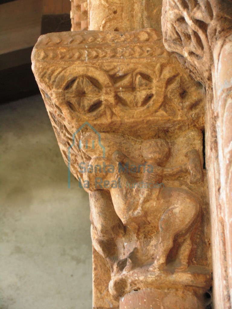 Capitel izquierdo de la portada occidental