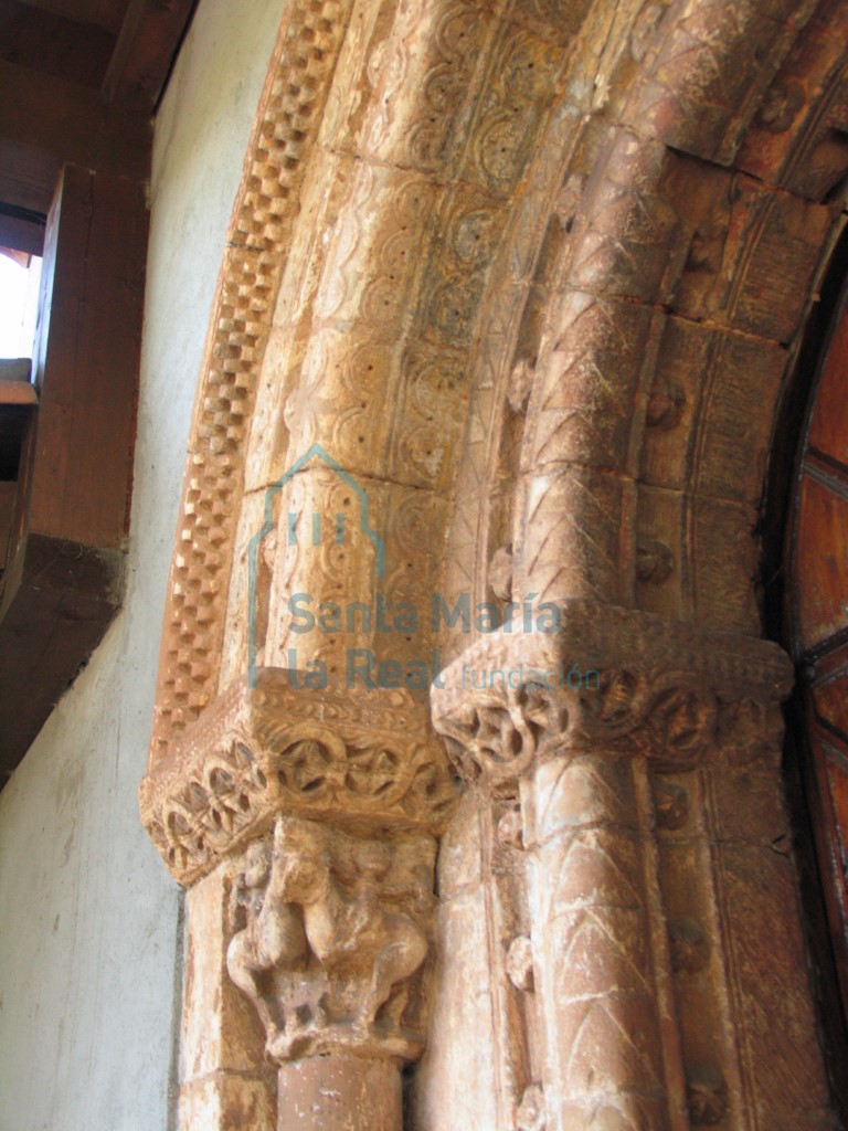 Detalle del lateral izquierdo de la portada occidental