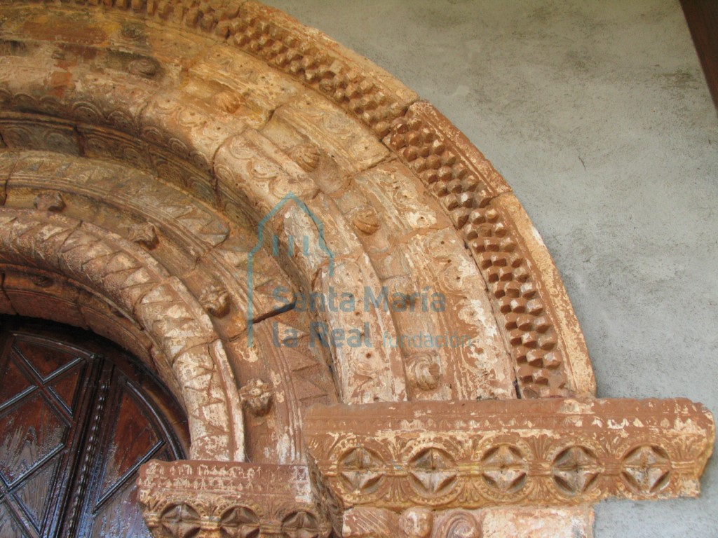 Lateral derecho del arco de la portada occidental
