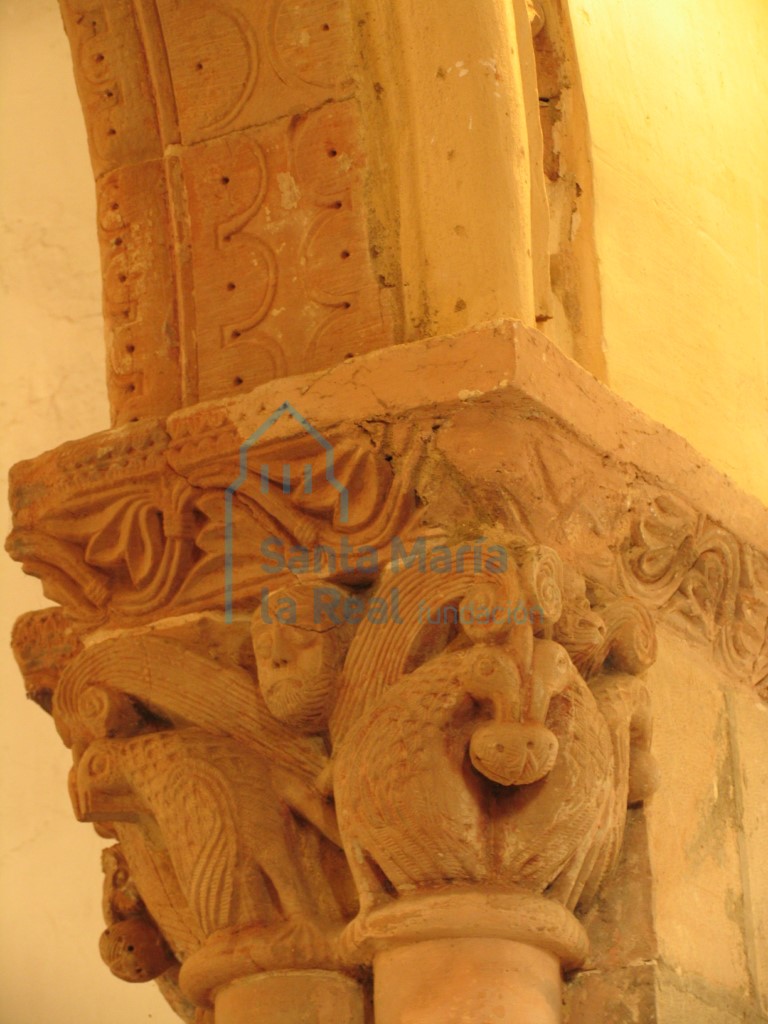 Capitel izquierdo del arco triunfal