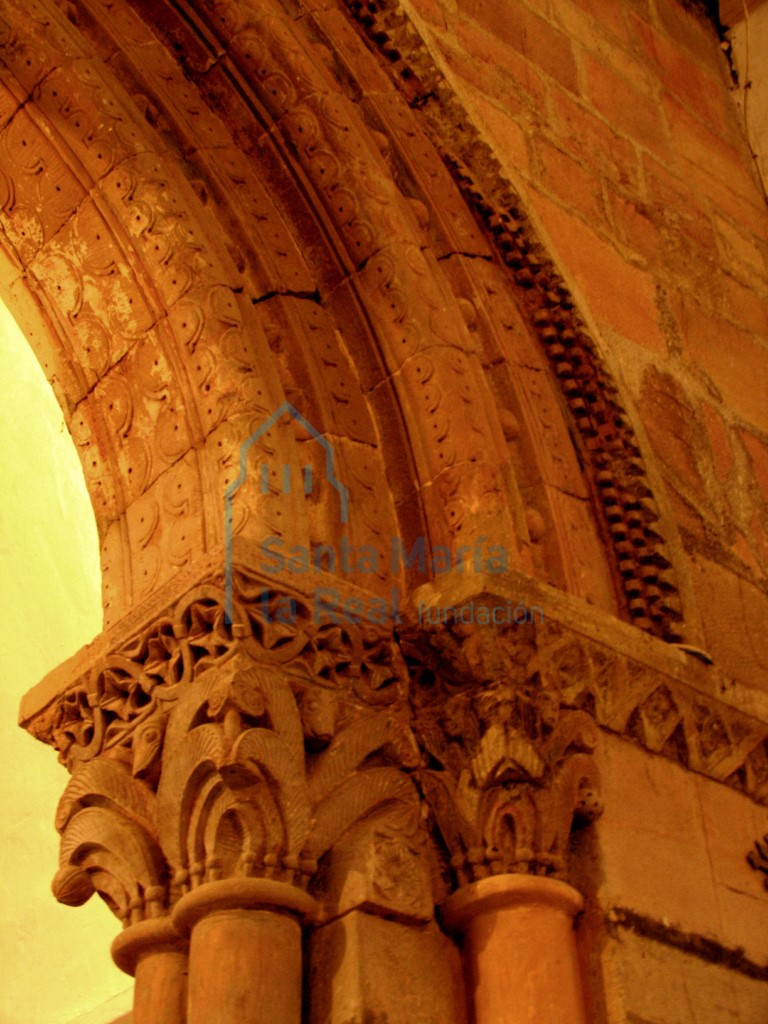 Capitel derecho del arco triunfal