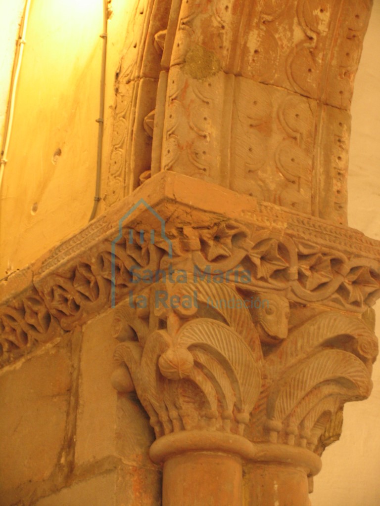 Imposta y capitel derecho del arco triunfal