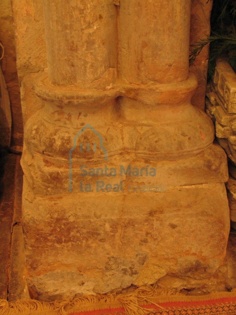 Basas de las de las columnas derechas del arco triunfal