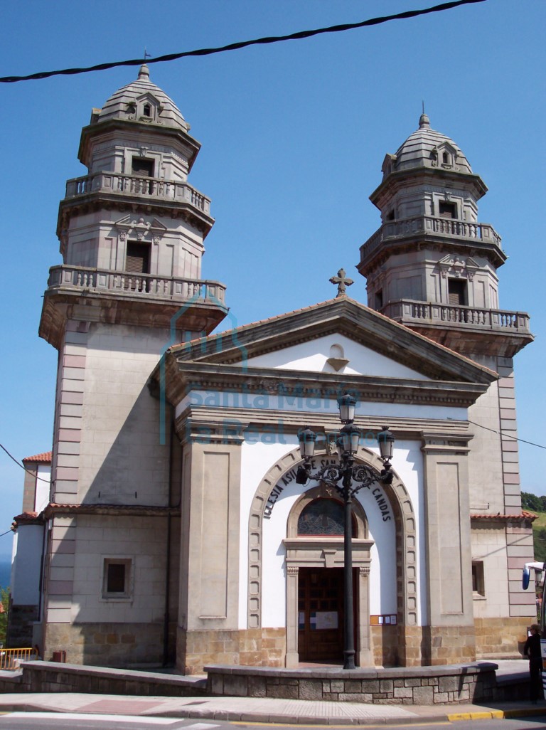 Exterior de la fachada occidental de la iglesia