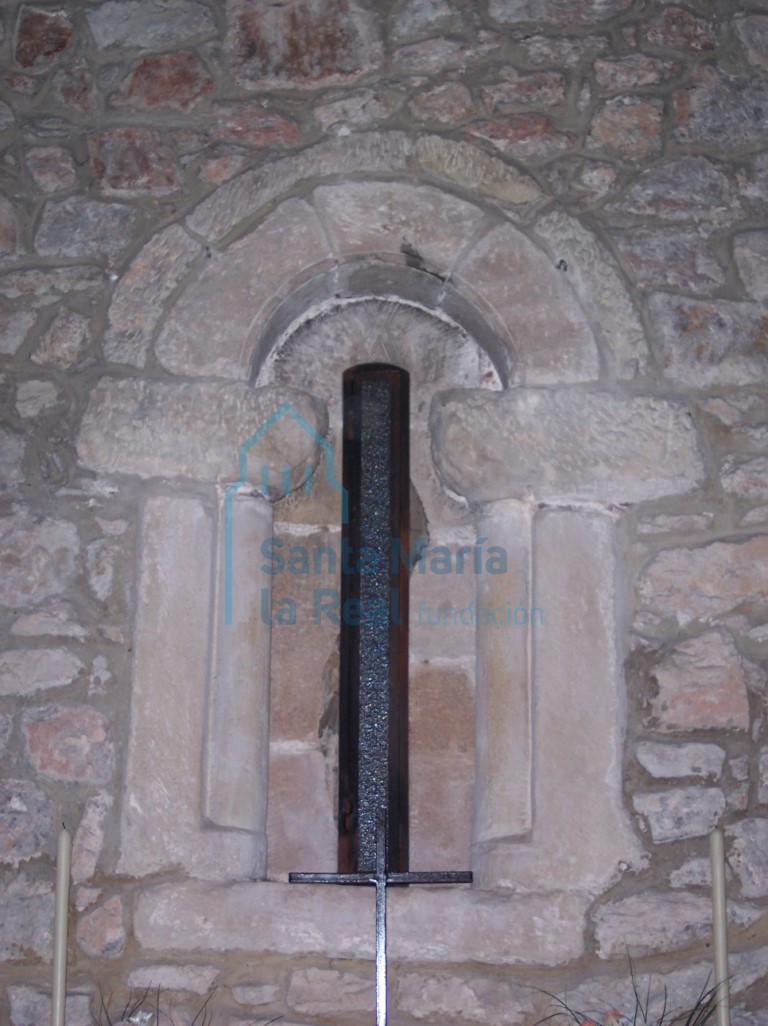 Ventana de medio punto del muro oriental