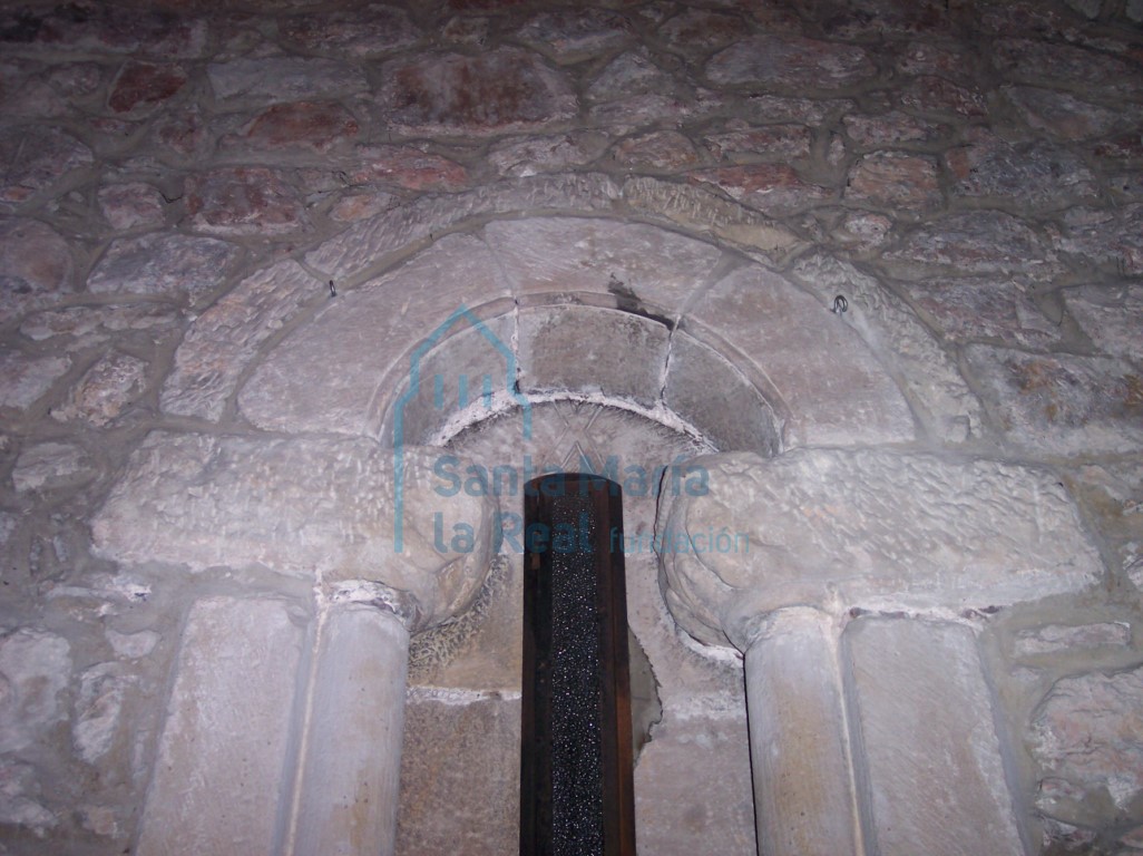 Arco de medio punto de la ventana del antiguo ábside